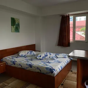 Quiet Garden Ground Floor Apartament